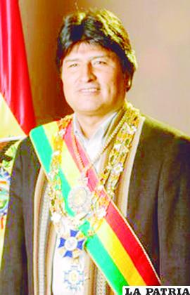 EVO MORALES AYMA
Presidente electo asumió el cargo el 20 de enero de 2006, posteriormente logró su reelección el 22 de enero del 2010 hasta el 22 de enero del 2015, actualmente se encuentra en su tercer mandato.