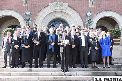 La comitiva boliviana en La Haya luego de la presentación de los alegatos /Cancillería
