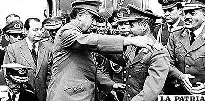 Los dictadores Pinochet de Chile y Banzer de Bolivia en el conocido 