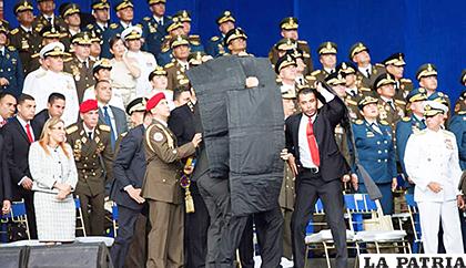 Tras los colchones de protección el presidente Nicolás Maduro /wp.com
