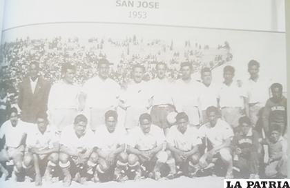 El plantel de San José en el año 1953 en un encuentro en el estadio 
