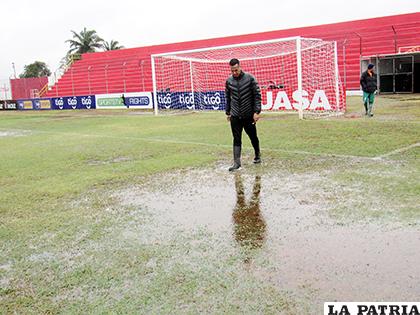 El árbitro Orosco inspeccionó el campo deportivo y decidió suspender el encuentro /APG 
