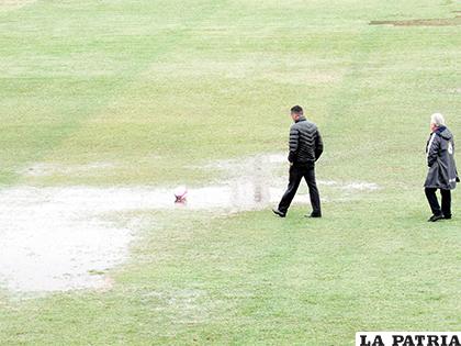 El terreno de juego en varios sectores estaba anegado y no ofrecía las condiciones necesarias /APG