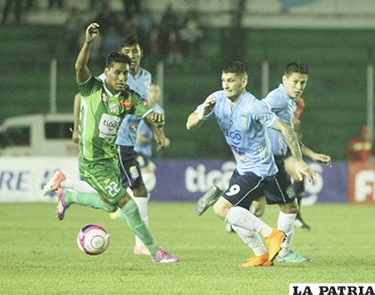 Helmut Gutiérrez y Gustavo Britos, disputan el balón /APG
