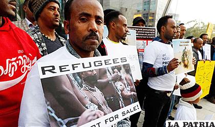 Inmigrantes africanos protestan contra los planes de deportación de refugiados del Gobierno de Israel /EL PAÍS