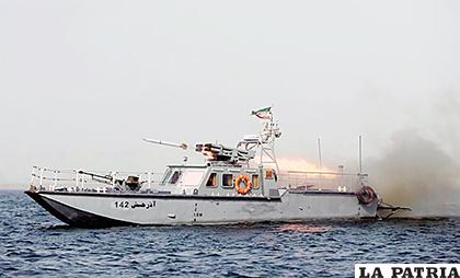 Una embarcación del ejército iraní participa en un entrenamiento militar en el mar de Omán /YAHOO NOTICIAS