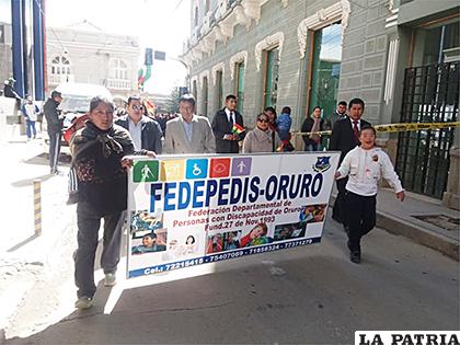Fedepedis tras su paso por la plaza 10 de Febrero en el desfile patrio 