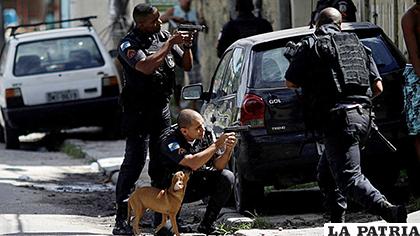 Efectivos policiales durante un operativo  /El Español