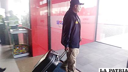 Un investigador recogió la maleta del teniente en el aeropuerto de El Alto /Erbol
