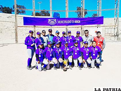 Las integrantes del equipo Cosmos con la Copa del torneo /GENTILEZA DE OBED GALINDO