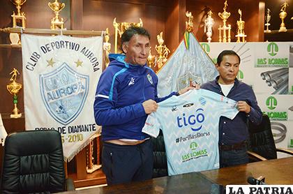 Marcos Ferrufino junto a Jaime Cornejo durante su presentación oficial
/MARKA REGISTRADA