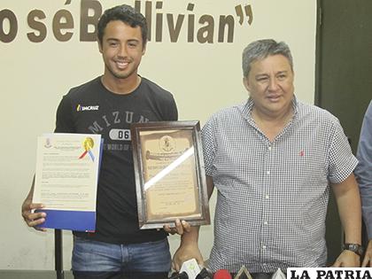 El tenista Hugo Dellien junto al rector Luis Carlos Zambrano /APG