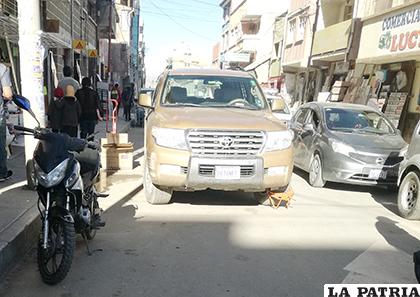 El vehículo mal parqueado fue engranpado por la Policía /WhatsApp