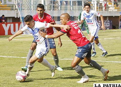 Juárez con el balón ante la marca de Serginho /APG