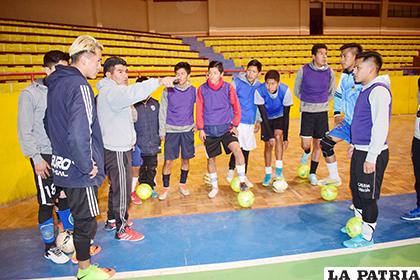 El técnico Mario Saavedra brinda indicaciones a sus dirigidos