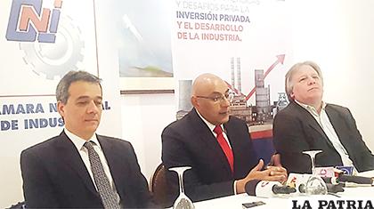 Horacio Villegas, presidente de la CNI, junto a los exministros de Economía de Perú y Uruguay /ANF