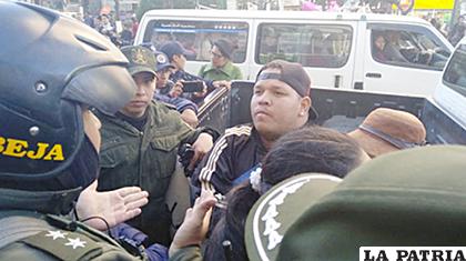 Momento en que la Policía intenta detener a los dos venezolanos por vender en la calle /ANF
