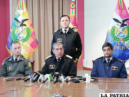 El comandante en Jefe de las FF.AA., almirante Yamil Borda, en conferencia de prensa /El Mundo Bolivia
