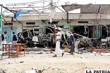 El bombardeo alcanzó el jueves a varios vehículos en un mercado de Saada /BOLIVIA EN TUS MANOS