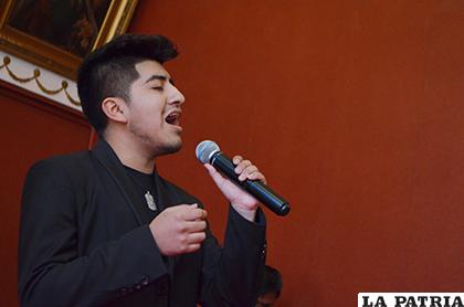Daril Muñoz le canta a su público 