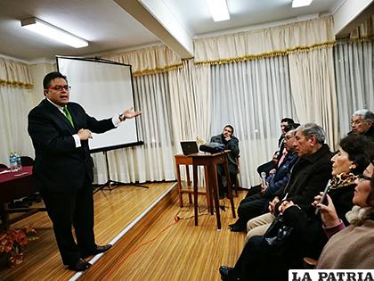 El destacado periodista llegó a Oruro por gestión del Tribunal de Imprenta 