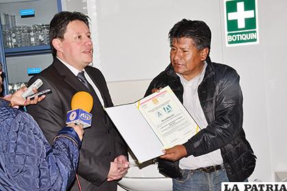 El gobernador Vásquez recibe el certificado de acreditación del representante de Ibmetro 