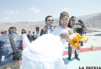 Una pareja de recién casados se fotografiaron en el helipuerto de la nueva Casa Del Pueblo /abi.bo
