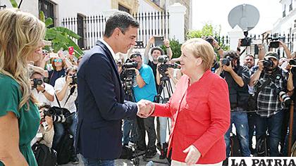 El saludo del presidente del gobierno español, Pedro Sánchez,
y la canciller de Alemania, Ángela Merkel /NUEVOSPAPELES.COM