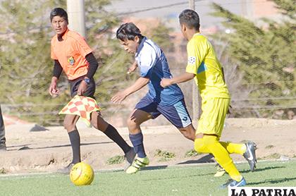 Uno de los desbordes de Ingenieros durante el partido 