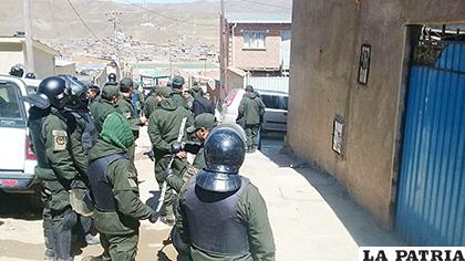 Los policías se concentraron en Huanuni para ejecutar el plan de operaciones 