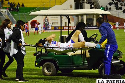 Ramallo tuvo que salir en camilla en el partido ante Universitario 