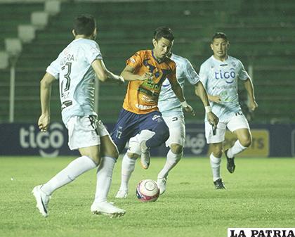 Jorge Rojas avanza con balón dominado ante la mirada pasiva de sus rivales /APG