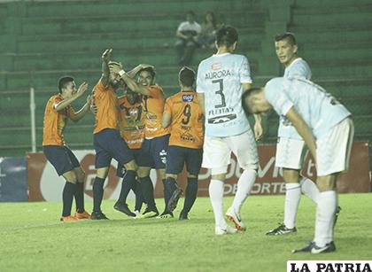 El festejo de los jugadores de Sport Boys ante la impotencia de los de Aurora que no conocen de triunfos /APG