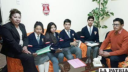 Cuatro de los representantes junto al maestro de Ciencias Sociales y la directora
