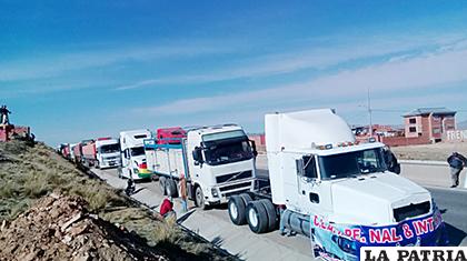 La caravana de camiones  rumbo a El Alto de La Paz /PEDRO QUISPE
