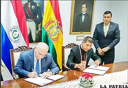 Los cancilleres de Paraguay, Eladio Loizaga, y de Bolivia, Fernando 
Huanacuni /ABI