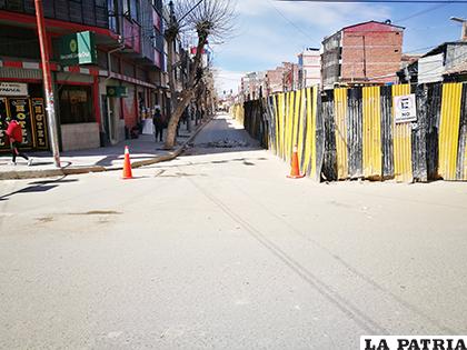 El carril Norte de la avenida del Ejército ya está cerrado desde ayer