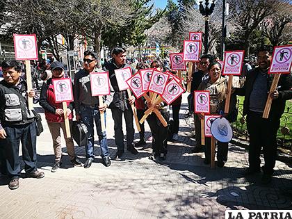 Los dirigentes vecinales y jóvenes de la Fedjuve portando el cartel de no arrojar basura en la calle