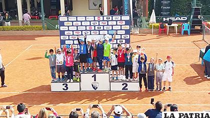 Tenistas orureños en el podio de ganadores del nacional realizado en el valle