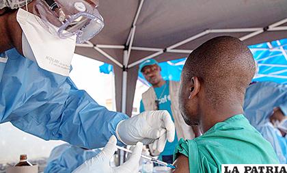 Personal médico vacuna a un ciudadano en Beni (República Democrática del Congo) el pasado viernes /EFE