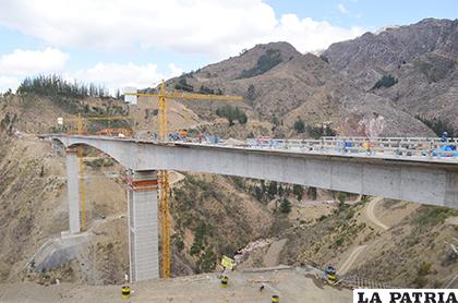 Se espera la conclusión del puente más alto de Bolivia a finales de septiembre 
