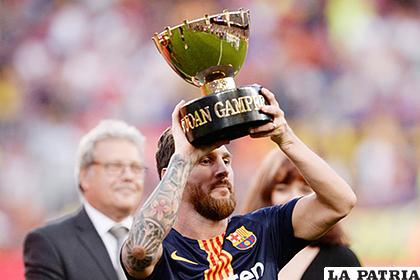 Messi elegido el mejor jugador del partido, con el trofeo Joan Gamper /eluniverso.com