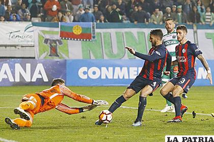 La acción del partido en el cual, a pesar de la derrota, San 
Lorenzo clasificó a octavos de final /conmebol.com  