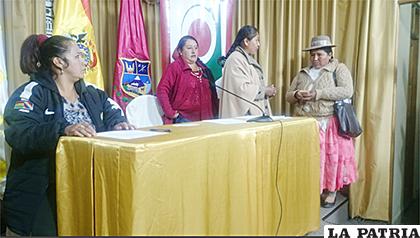 Entrega de 3 mil bolivianos a las ganadoras del concurso contra la violencia a la mujer. 