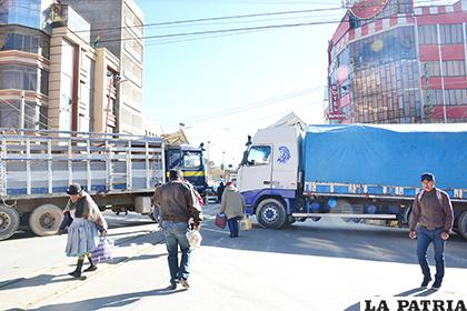 Camiones obstruyeron la circulación de vehículos por el centro de la ciudad 