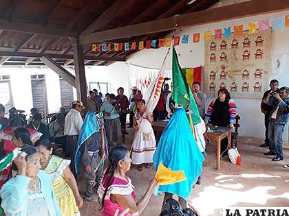 Indígenas reciben con baile a la comisión internacional /MARIANA P?REZ
