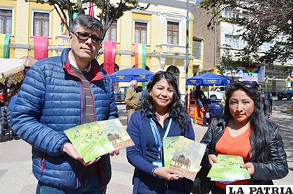 Sociedad Bíblica Boliviana regalando libros a los adultos mayores 
