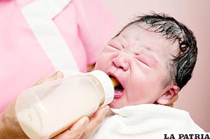 El uso del biberón causa cólicos en los bebés y deforma sus dientes. /pregnant.sg
