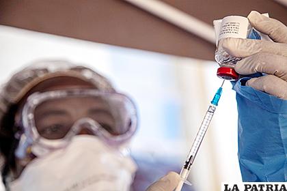 Personal médico vacuna a un ciudadano como medida de prevención contra el ébola /EL DIARIO DE YUCATÁN