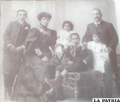Fotografía antigua de la familia Patiño